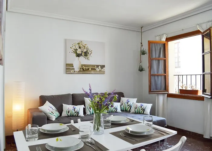 Bonito Junto Al Palacio De Viana *