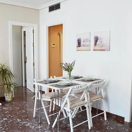 Bonito Junto Al Palacio De Viana *