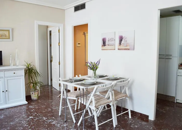 Bonito Junto Al Palacio De Viana *